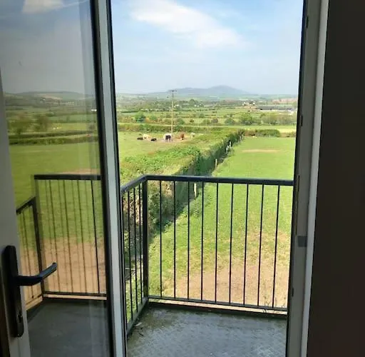 Conagh View 公寓 *